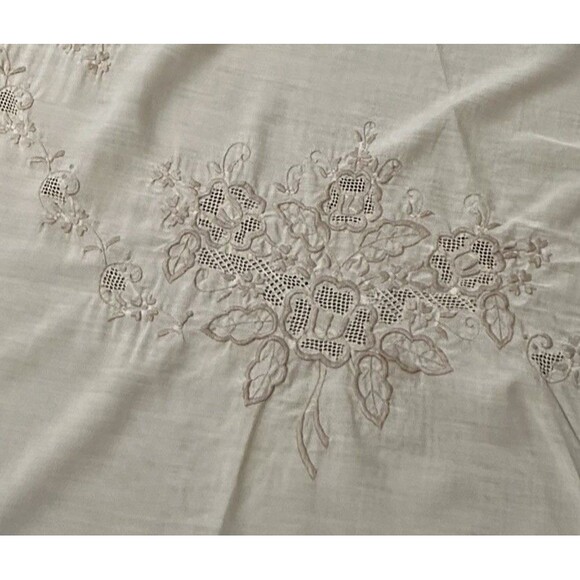 Beautiful Vtg Cream Tablecloth Tan Embroidered Florals Cottage Granny Chic - Picture 2 of 8